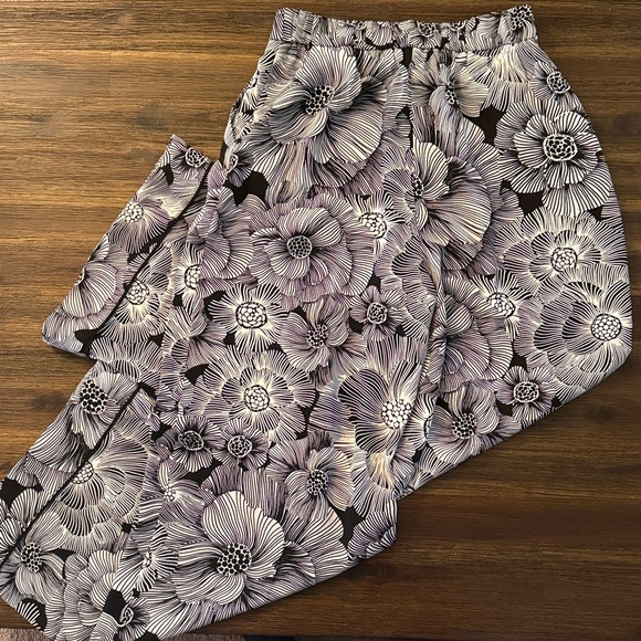Express Stylist Super High Waisted Satin Pleated Wide Leg Floral Pant 6 Regular - Picture 10 of 15